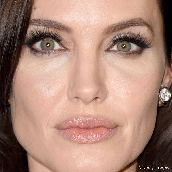 Angelina Jolie optou por destacar os olhos com traçado clássico de delineador